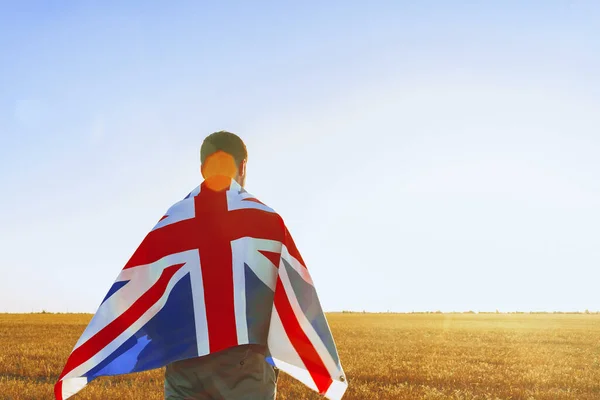站在战场上的高举大不列颠国旗的人 — 图库照片