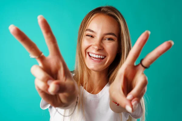 Ung glad leende kvinna visar seger tecken. — Stockfoto