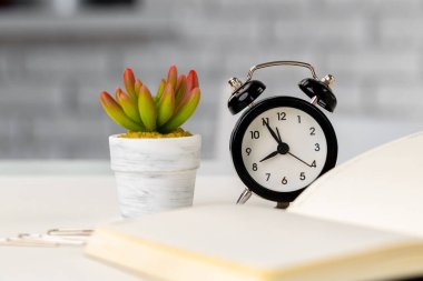 Not defterini, alarmlı saati ve çalışma masasında sulandırmayı aç