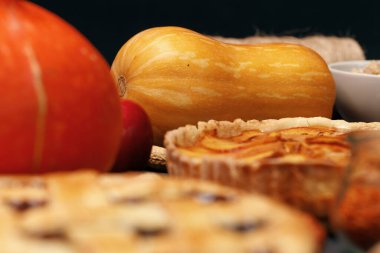 Siyah yüzeyde turta ve balkabağı.