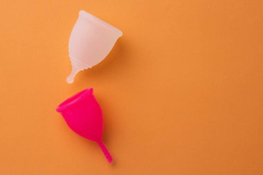 Kağıt üzerinde regl bardağının üst görünümü