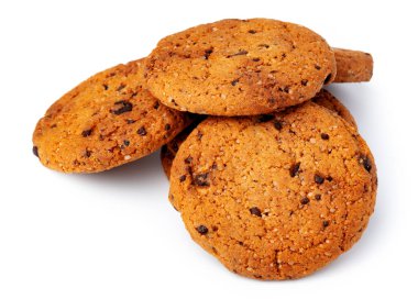 Beyaz arkaplanda izole edilmiş çikolata parçacıklı kurabiye yığını