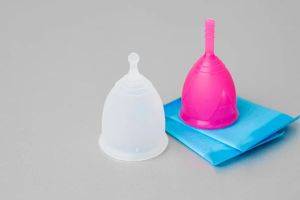 Менструальна чашка та гігієнічна тарілка на столі крупним планом — стокове фото