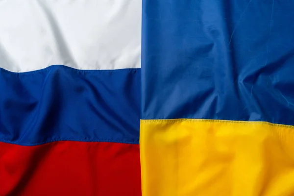ロシアとウクライナの旗が一緒に折り畳まれた — ストック写真