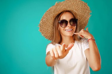 Güzel sarışın kadın model hasır şapkayla poz veriyor..