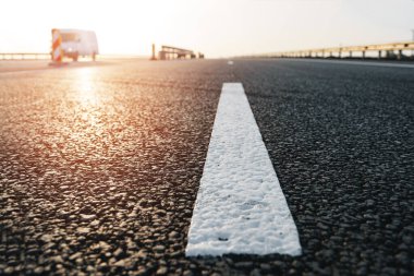 Otobanda asfalt yolda beyaz işaret çizgisi