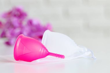 Masada iki adet bardağı var. Kapatın.