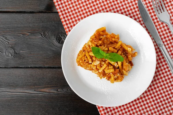 Chak chak sobremesa de massa frita e mel — Fotografia de Stock