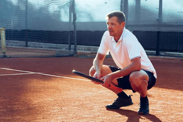 Homme joueur de tennis se fatigue pendant son entraînement — Photo