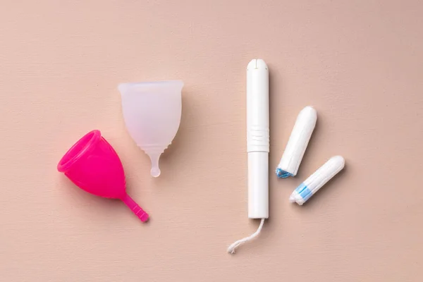Tampilan puncak cangkir haid dan tampon medis — Stok Foto