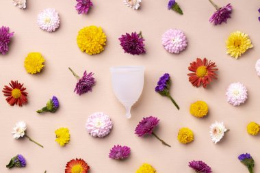 Çiçek desenli arka plan görünümlü adet bardağı