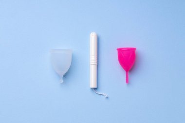 Regl bardağı ve tıbbi tamponun üst görüntüsü