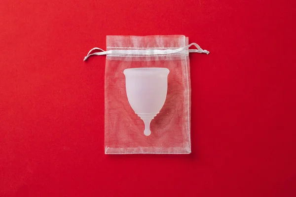 La copa menstrual y su caja se cierran —  Fotos de Stock