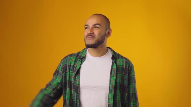 Galna afrikanska amerikanska killen skriker högt mot gul bakgrund — Stockvideo