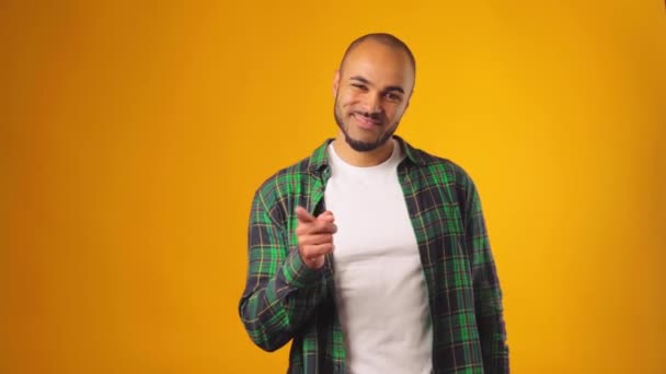Gai afro-américain homme souriant et pointant sur vous sur fond jaune — Video