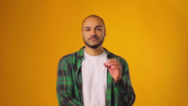 Positif jeune afro-américain guy montrant OK signe sur fond jaune — Video