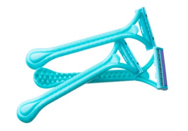 Beyaz arkaplanda izole edilmiş tek kullanımlık tıraş bıçağı seti