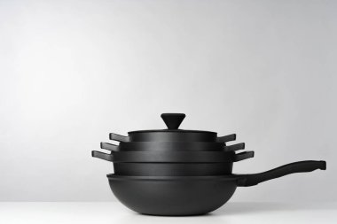 Gri arkaplanda yeni ev yapımı yemek takımı kapat