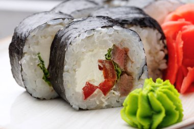 Maki suşi rulosu tabakta servis edilir. Yakın çekim.