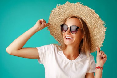 Güzel sarışın kadın model hasır şapkayla poz veriyor..