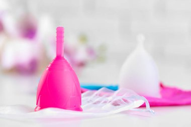 Masada iki adet bardağı var. Kapatın.