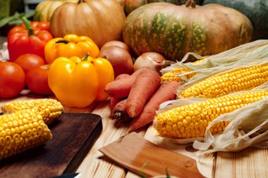 Tahta kesme tahtasındaki mısır koçanları