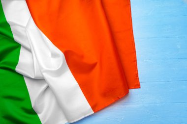 Tahta arka planda İtalya 'nın ulusal bayrağı