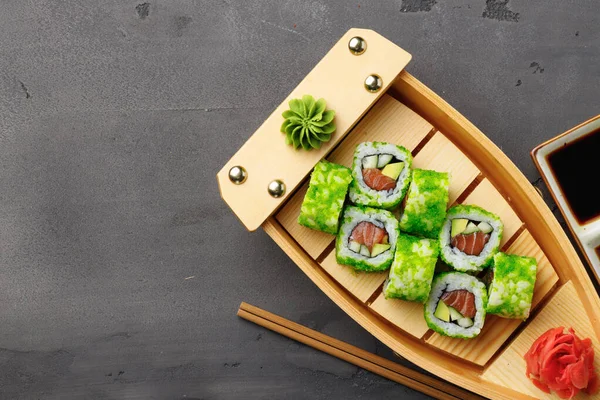 Vista dall'alto del rotolo di sushi California in piatto su sfondo nero — Foto Stock