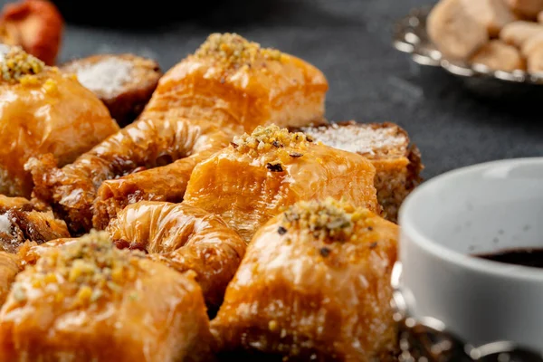 Sortiment türkischer Baklava auf schwarzer strukturierter Oberfläche — Stockfoto