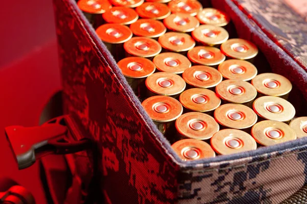 Cartuchos de escopeta en una bolsa de cartuchos con luz roja de cerca —  Fotos de Stock