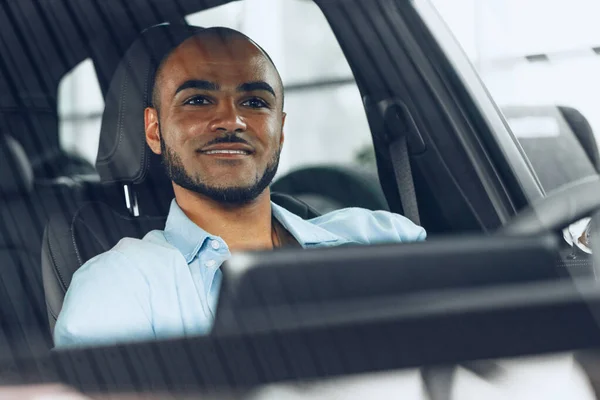 Conductor afroamericano sentado en un coche — Foto de Stock