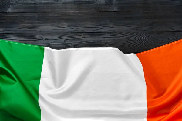 Bandera nacional de Italia sobre fondo de madera — Foto de Stock