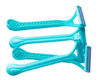 Beyaz arkaplanda izole edilmiş tek kullanımlık tıraş bıçağı seti