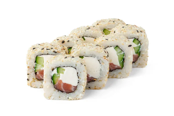 Sushi roll z tuńczykiem i sezamem izolowane na białym — Zdjęcie stockowe
