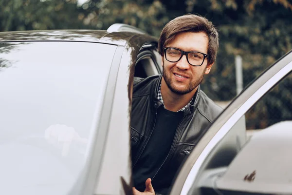 Stilvoller Mann mit Brille sitzt im Auto — Stockfoto