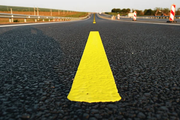 아스팔트 길 가까이에 있는 황색 도로 표지 — 스톡 사진