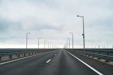 Asfalt yolu ve bulutlu gökyüzü ile boş otoyol