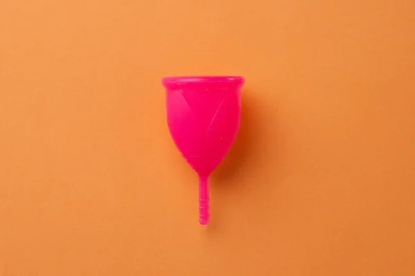 Vista superior de la copa menstrual sobre papel —  Fotos de Stock