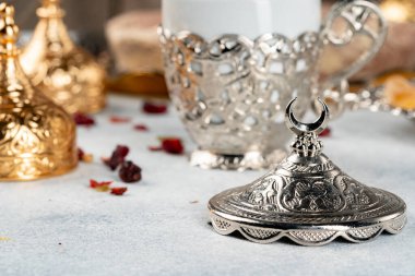 Masada Arap metal bulaşık takımı ve kuru meyveler