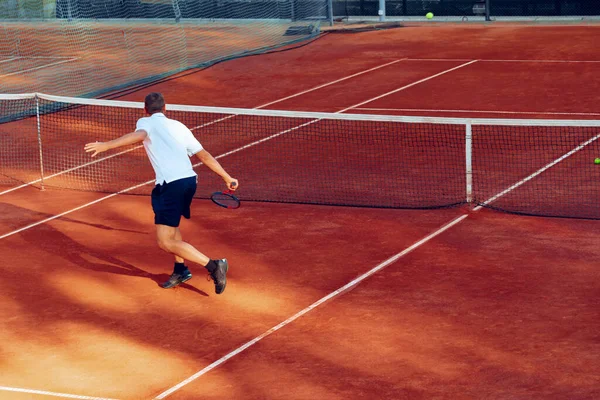 Tenis kortunda oynayan bir adamın arka görünüşü — Stok fotoğraf