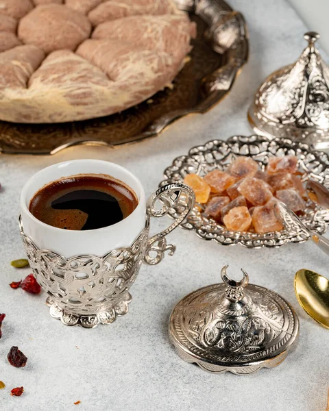 Xícara de café e doces turcos na superfície escura — Fotografia de Stock