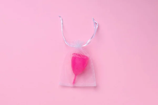 Copa menstrual sobre fondo rosa vista superior —  Fotos de Stock