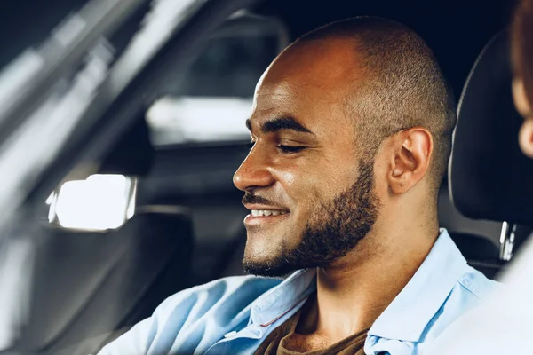 Conductor afroamericano sentado en un coche — Foto de Stock