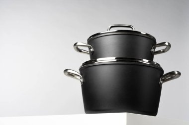 Gri arkaplanda yeni ev yapımı yemek takımı kapat