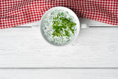 Rus yaz soğuk çorbası Okroshka beyaz ahşap masada