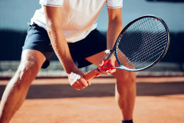 Jogador de tênis em posição pronta no campo de ténis — Fotografia de Stock