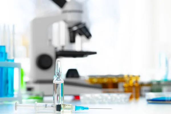 Glasflasche mit Medikamenten für Spritzen auf dem Tisch — Stockfoto