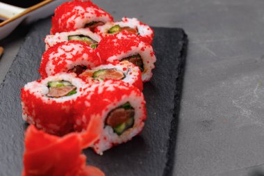 Kaliforniya suşi rulosu tabakta yakın çekim