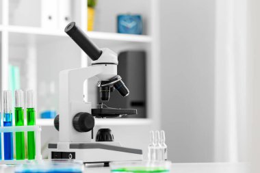 Tıp laboratuarında mikroskop ile bilimsel sağlık araştırma geçmişi