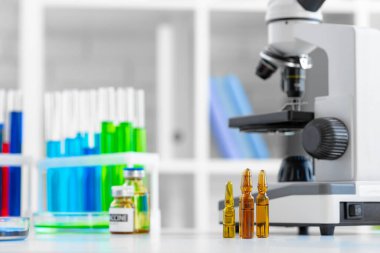 Tıp laboratuarında mikroskop ile bilimsel sağlık araştırma geçmişi